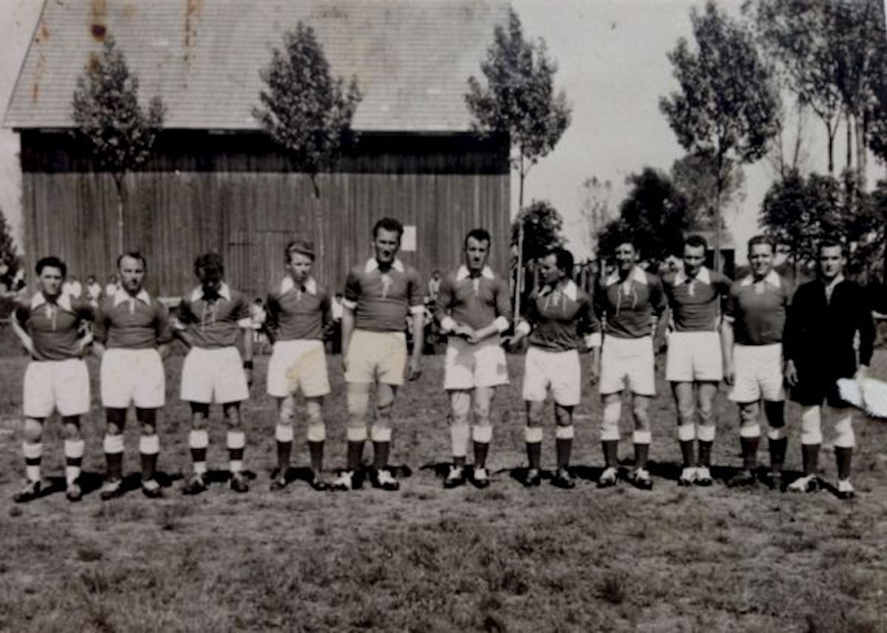 Schwarz-Weiß-Foto einer Fußballmannschaft des SV Eutingen, die in einer Reihe auf einem Spielfeld steht