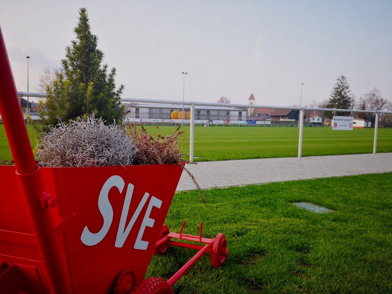 fussballfeld mit sve streuwagen im vordergrund