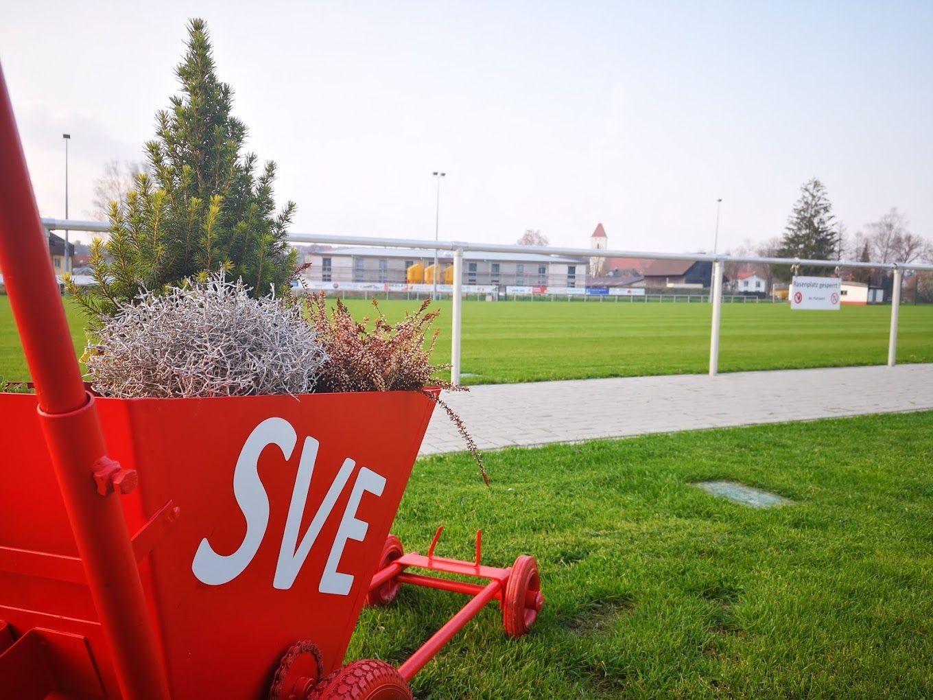 fussballfeld mit sve streuwagen im vordergrund