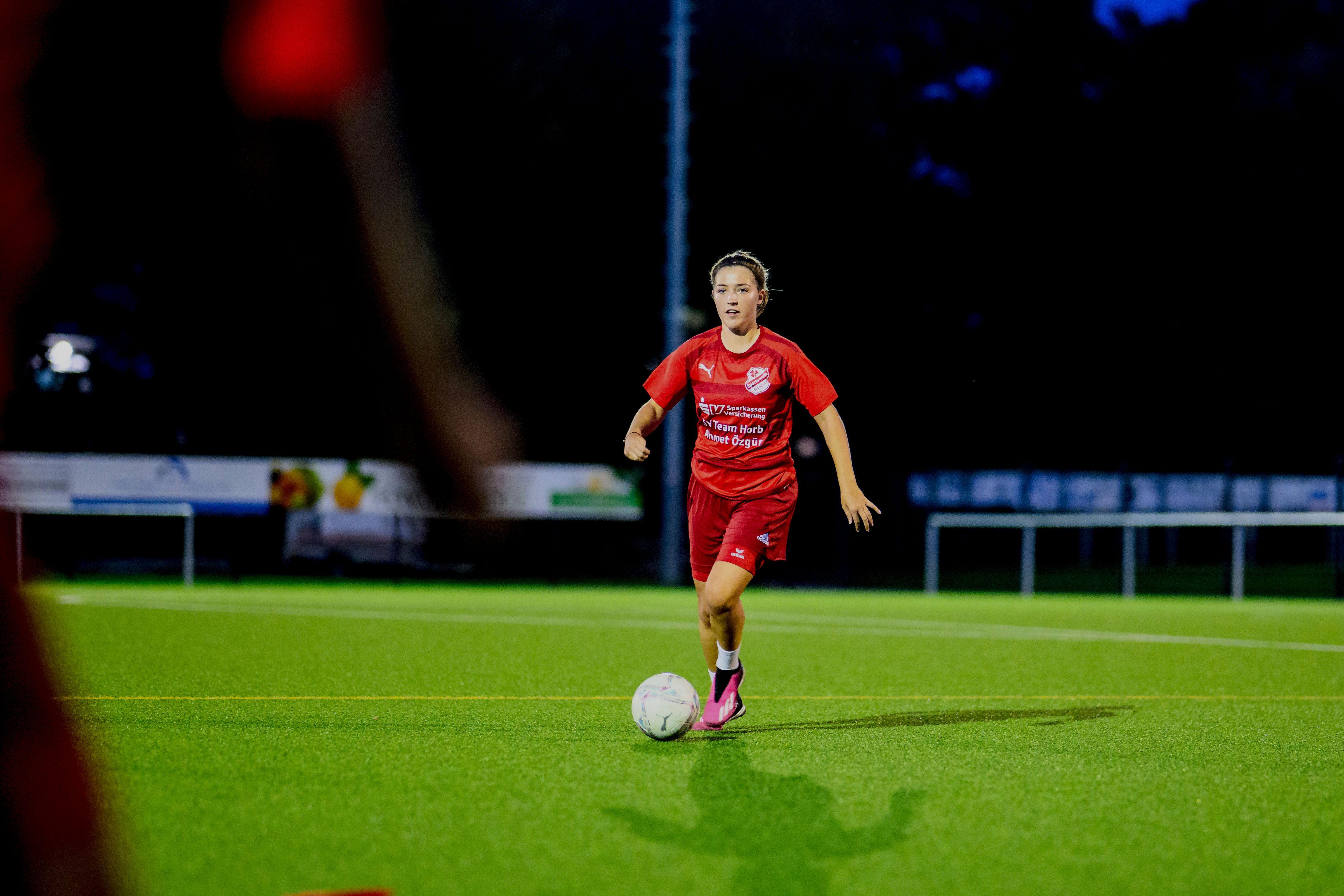 fussballspielerin im flutlicht