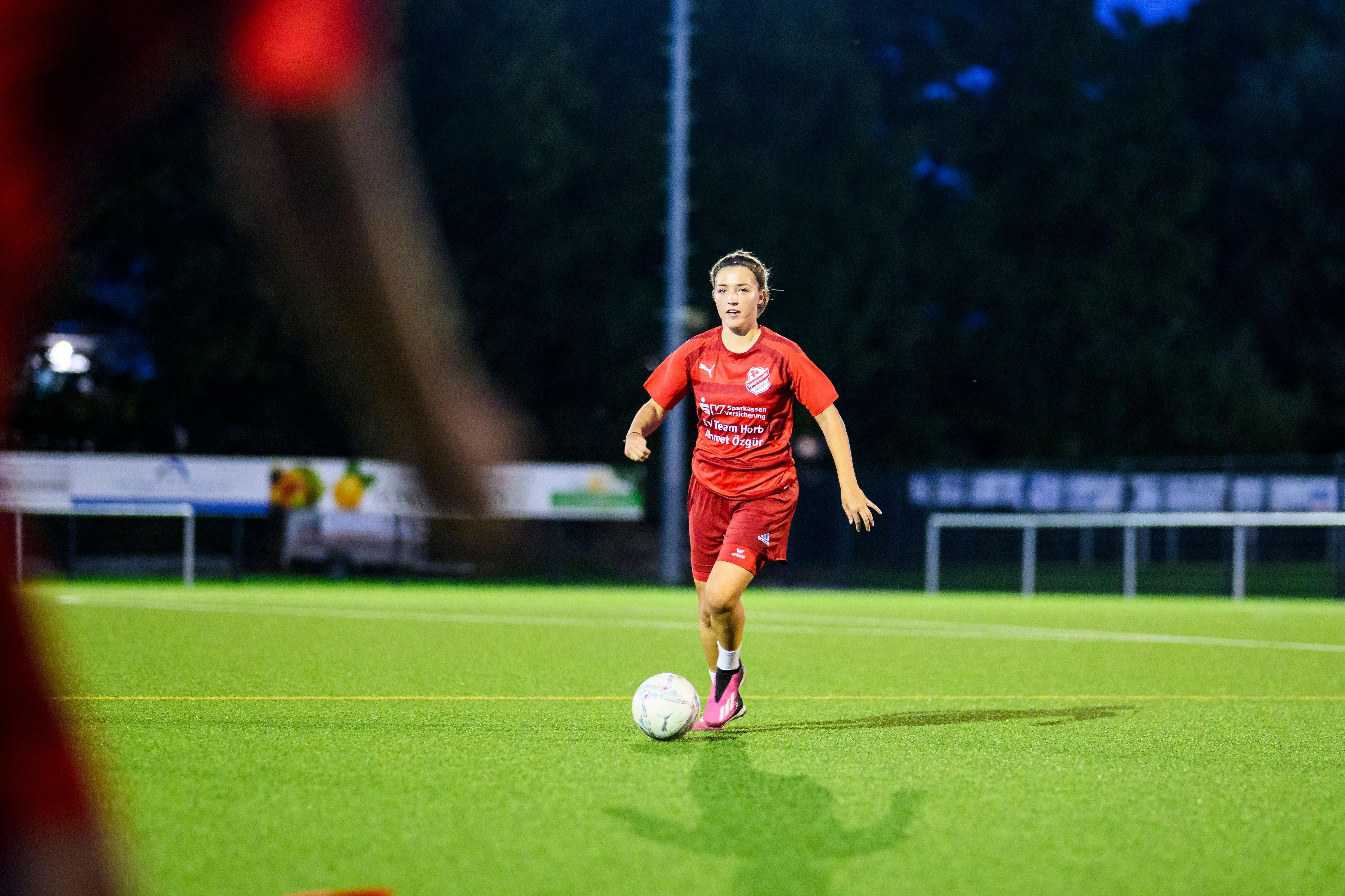 fussballspielerin im flutlicht